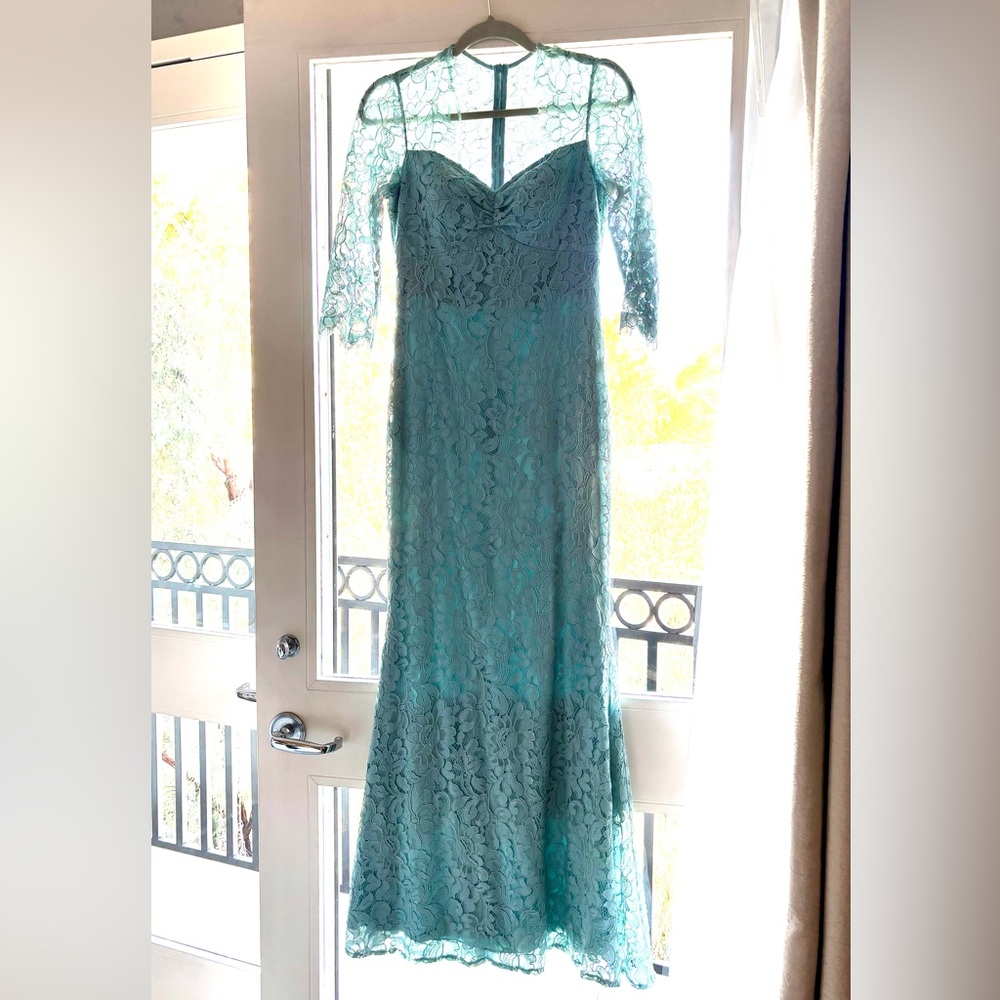 Gorgeous, Vintage Style Floral Lace Trumpet Gown - Picture 5 of 6